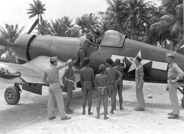 Nativos admirando un "Corsair" F4-U de la Fuerza Aérea de EE. UU. en algún lugar del Pacífico en 1943