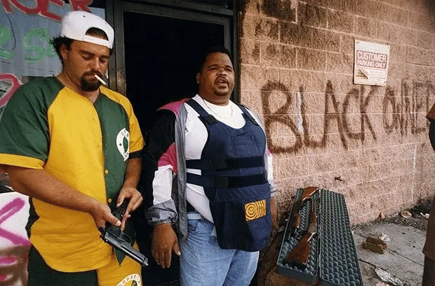 Dos empresarios preparándose para defender su propiedad, disturbios en Los Ángeles, 1992.
