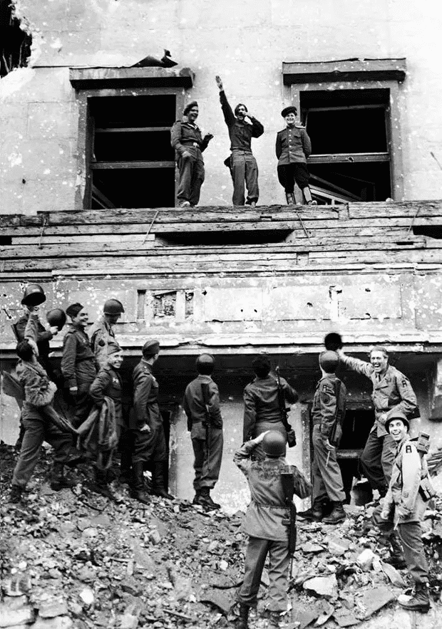 Soldados aliados se burlan de Hitler en lo alto de su balcón en la Cancillería del Reich, Fred Ramage, 1945.
