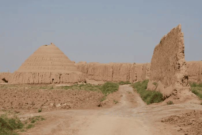 Restos de las murallas de la ciudad y el Yakhchal, un antiguo dispositivo de refrigeración en Kashan, IránGettyImages-987976878-Restos de las murallas de la ciudad y el Yakhchal, un antiguo dispositivo de refrigeración en Kasha