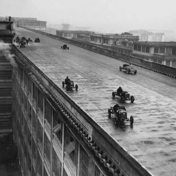 Carrera de trabajadores en el techo (pista de prueba) de la fábrica Fiat en Turín, Italia, 1923.