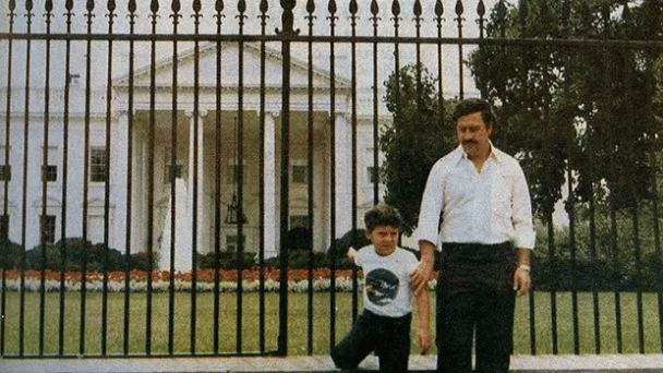 Notorio narcotraficante Pablo Escobar y su hijo frente a la Casa Blanca. los años 80