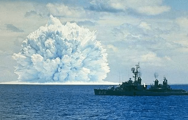 Prueba nuclear submarina realizada durante la Operación Dominic, costa del Pacífico frente a California, 11 de mayo de 1962.