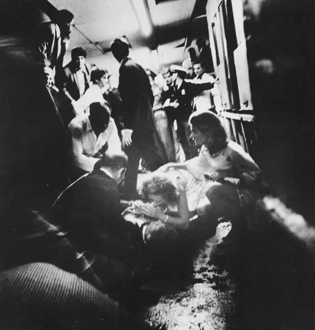 Ethel Kennedy trata de consolar a su esposo Robert Kennedy, quien está herido de muerte en el piso de la cocina del Hotel Ambassador. 6 de junio de 1968.