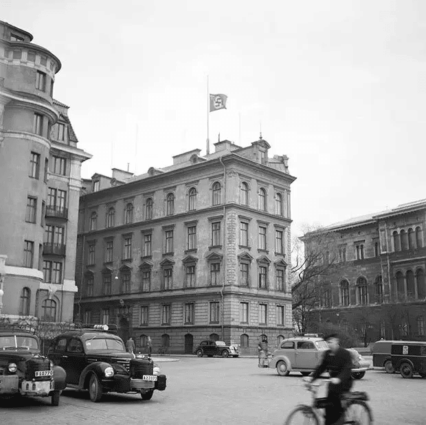 Ambasada niemiecka w Szwecji z flagą opuszczoną do połowy masztu 30 kwietnia 1945 r., w dniu śmierci Hitlera.