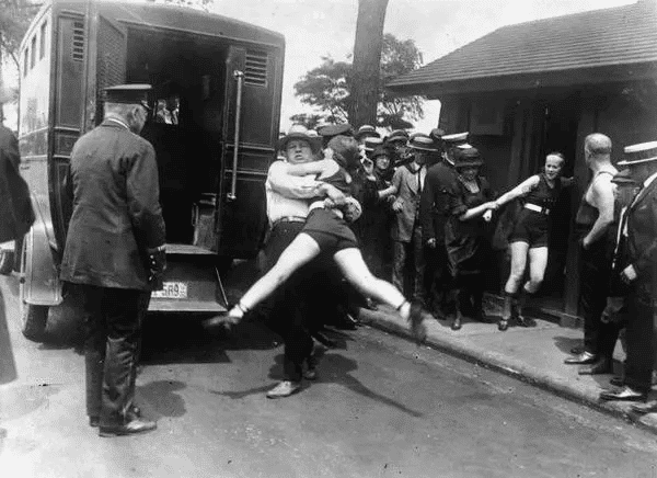 Mujeres detenidas por usar traje de baño de una pieza y mostrar las piernas. 1922 en Chicago.