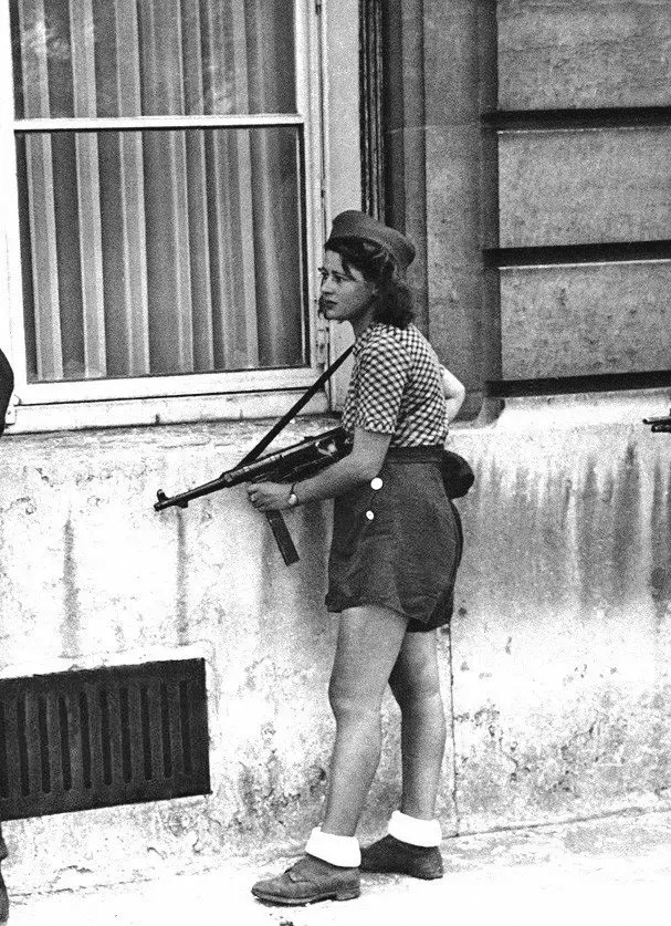 Simone Segouin, luchadora de la Resistencia francesa de 18 años, también conocida como Nicole Minet, de Chartres. La libération de Chartres, París - 19 de agosto de 1944.