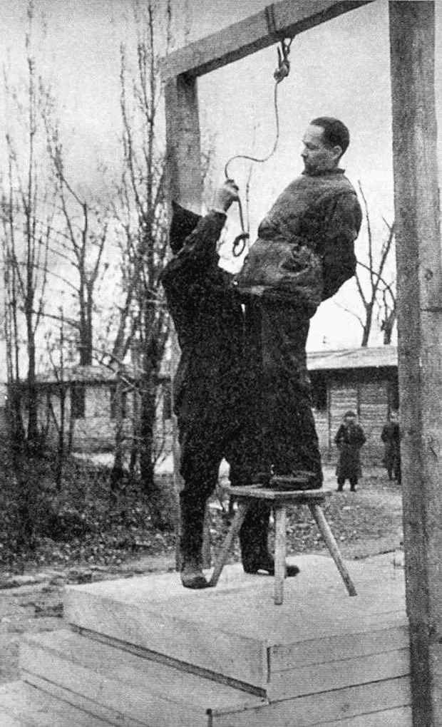 Rudolf Höss, comandante del campo de concentración de Auschwitz, es ahorcado junto al crematorio del campo el 16 de abril de 1947.