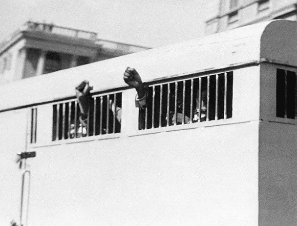 Nelson Mandela levanta el puño después de ser condenado a cadena perpetua, junio de 1964.
