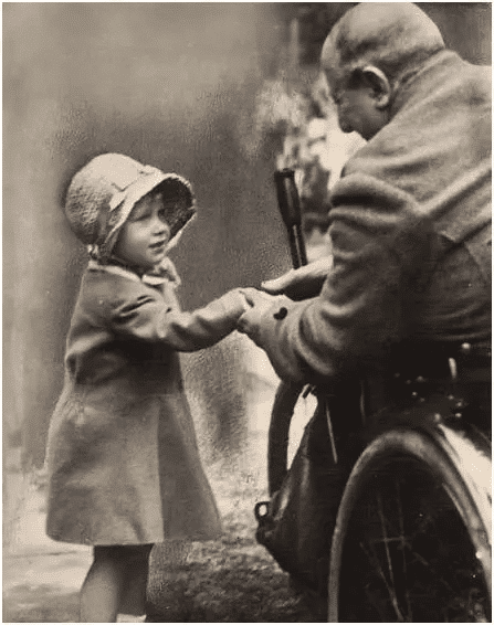 La princesa Isabel de York le da la mano a un viejo soldado. 1929 en Londres.