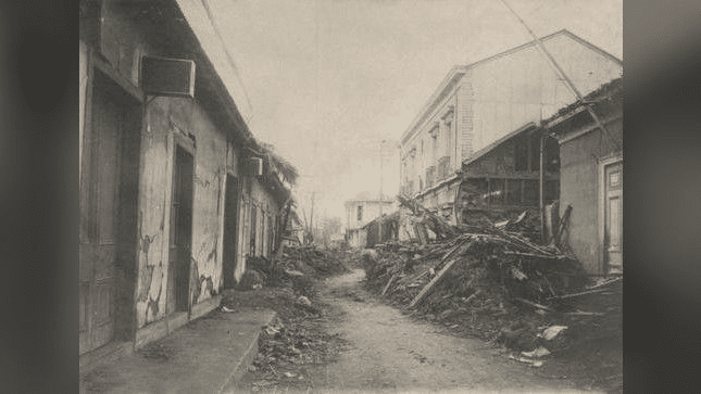 Fotografía en blanco y negro que muestra los daños causados por el terremoto de Vallenar en 1922. (Crédito de la imagen: por Gustavo Bruzzone Rocco - Fuente desconocida, dominio público)