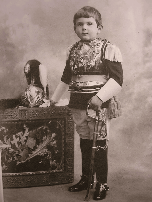 El último rey de Italia, Umberto II, reinó del 9 de mayo de 1946 al 18 de junio de 1946. Esta foto lo muestra vestido como un pequeño "corazziere" en 1907, cuando tenía tres años.