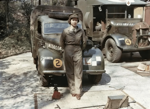 La princesa Isabel, de dieciocho años, fotografiada mientras prestaba servicio en el Servicio Territorial Auxiliar durante la Segunda Guerra Mundial, conduciendo y reparando vehículos pesados, 1945.