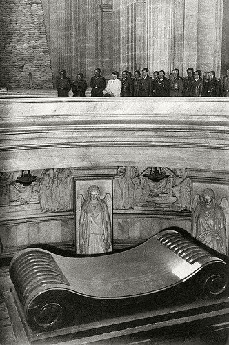 Adolf Hitler visita la tumba de Napoleón en Les Invalides, París, Francia (1940)