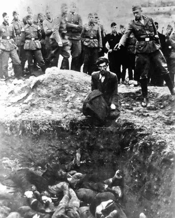 El último judío en Vinnytsia, 1941. Esta foto es del álbum personal de un soldado del Einsatzgruppen, con la etiqueta "El último judío de Vinnitsa" en el reverso, muestra a un miembro del Einsatzgruppe D