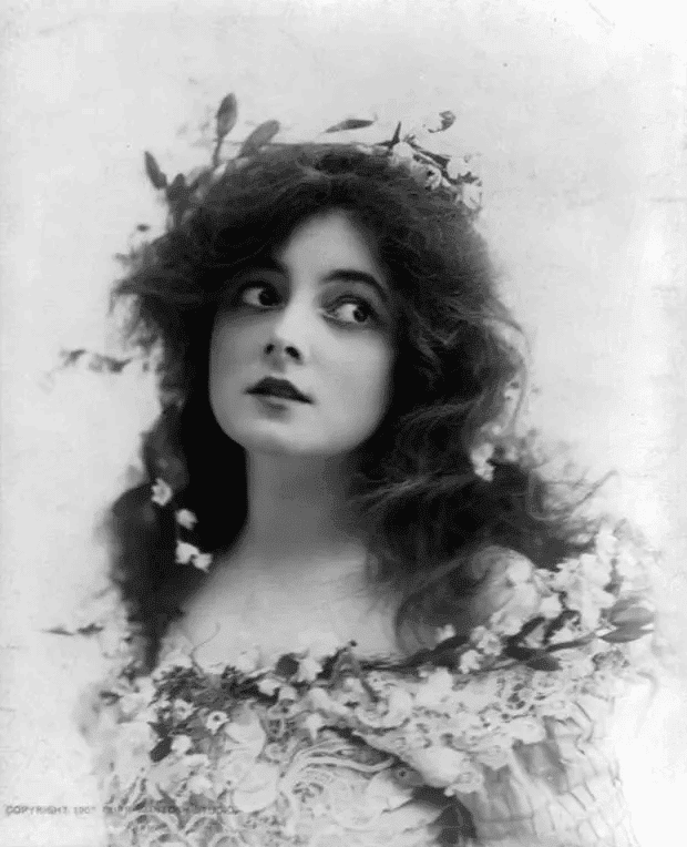 Actriz estadounidense de cine y teatro de principios de la era del cine mudo Marie Doro, 1902. Un peinado desaliñado y desordenado fue una moda pasajera a principios del siglo XX.
