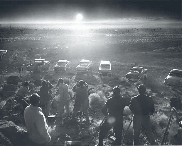 Detonación de prueba nuclear de Priscilla durante la Operación Plumbbob. Una serie de pruebas nucleares se llevó a cabo entre el 28 de mayo y el 7 de octubre de 1957.