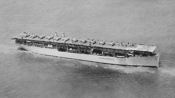 El USS Langley, el primer portaaviones de la Marina de los EE. UU., se puso en servicio después de siete años en 1927.