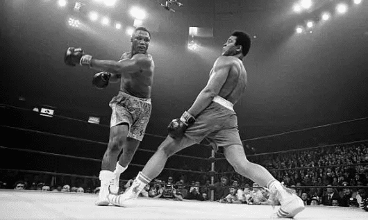 Muhammad Ali esquiva el puñetazo de Joe Frazier durante la "Pelea del siglo", el 8 de marzo de 1971.
