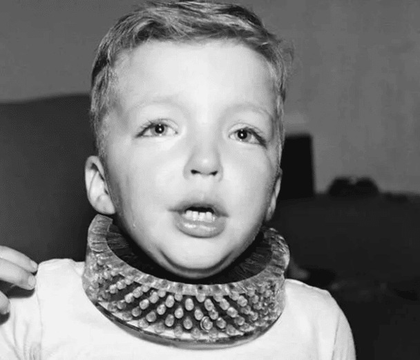 "Cepillo para el cuello", diseñado para limpiar el cuello de los niños mientras juegan (1950).