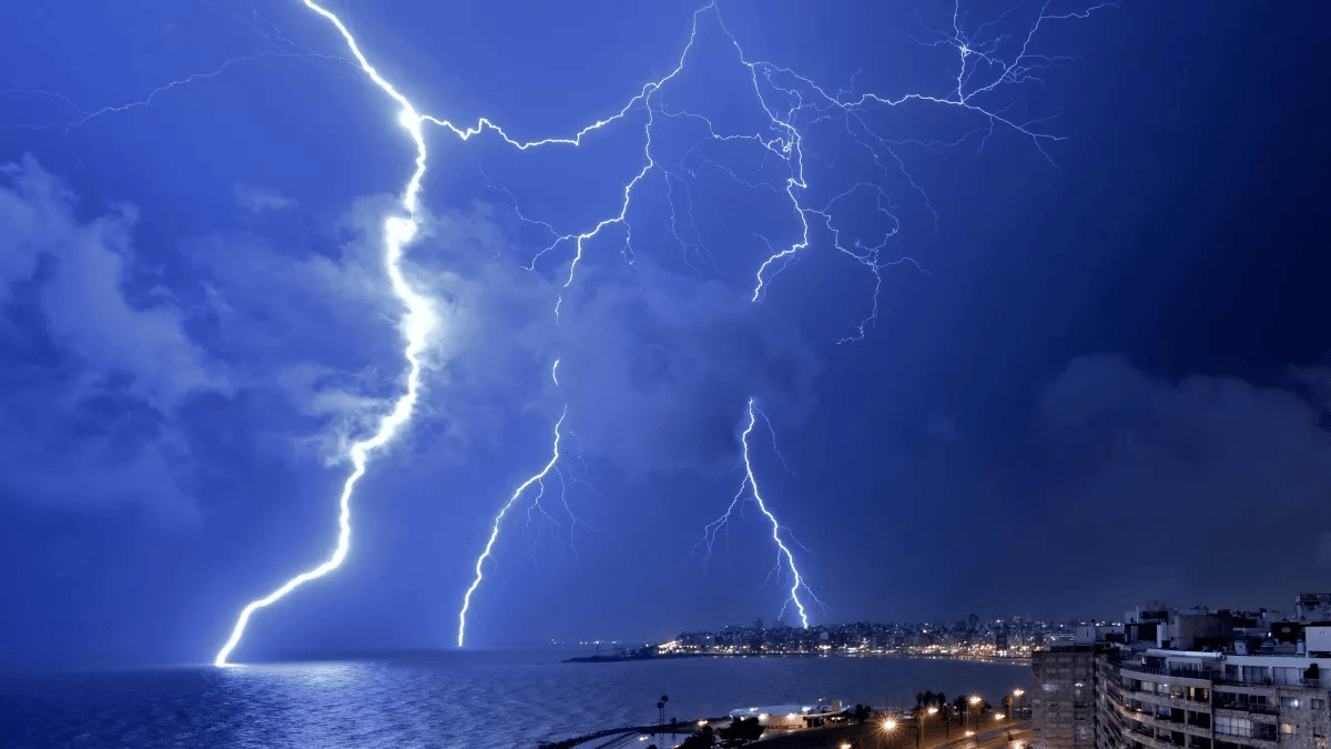 Los relámpagos iluminan el cielo en Montevideo, Uruguay, el 20 de febrero de 2022. (Crédito de la imagen: Mariana Suárez/AFP vía Getty Images)