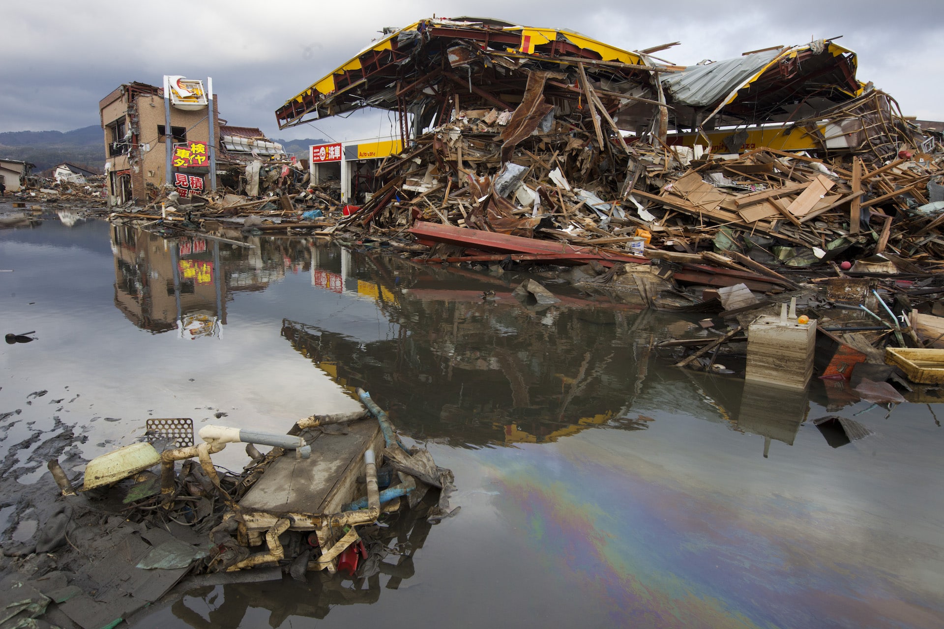 Se muestran los daños causados por el terremoto después del devastador terremoto de Tōhoku de magnitud 9,0 registrado en Kesennuma, prefectura de Miyagi, 11 días después de que el gran temblor azotara la nación isleña. (Crédito de la imagen: Paula Bronstein/Getty)