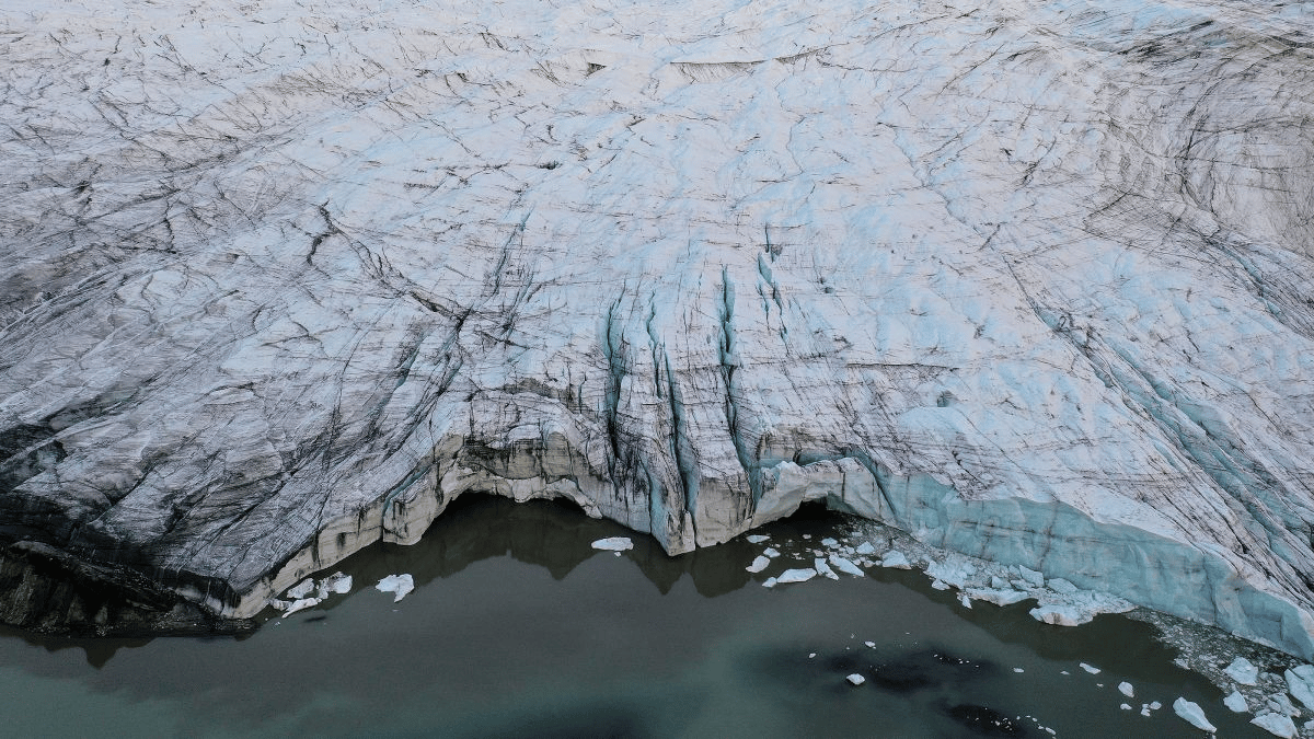 En esta vista aérea, se ven icebergs y agua de deshielo frente al glaciar Russell en retirada el 8 de septiembre de 2021, cerca de Kangerlussuaq, Groenlandia. (Crédito de la imagen: Mario Tama/Getty Images)