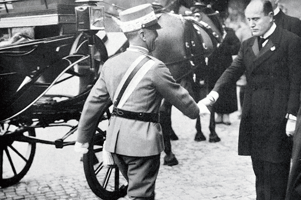 Victor Emmanuel III (izquierda) saluda a Benito Mussolini el 4 de noviembre de 1922. La aquiescencia del rey había sido fundamental para la toma del poder por parte de los fascistas (Foto de akg-images / WHA / World History Archive)