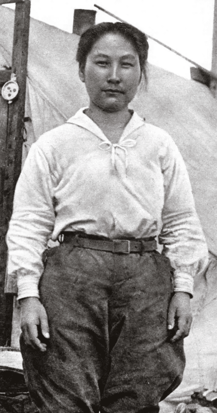 W styczniu 1923 roku, gdy nad ich głowami wisiała śmierć, zespół podjął trudną decyzję. Crawford, Galle i Maurer wyruszyli w ambitną podróż powrotną przez zamarznięte morze w poszukiwaniu pomocy, zostawiając Blackjacka na camp.ada.
