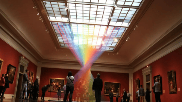 Un artista usa miles de hilos para crear un arcoíris