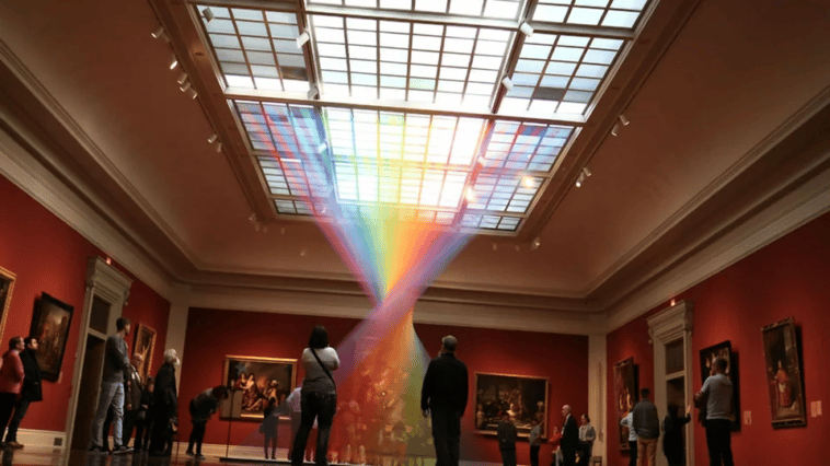 Un artista usa miles de hilos para crear un arcoíris