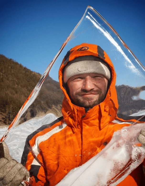 Un trozo de hielo cristalino del lago Baikal