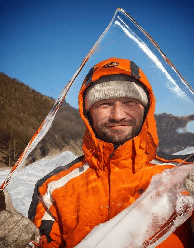 Un trozo de hielo cristalino del lago Baikal