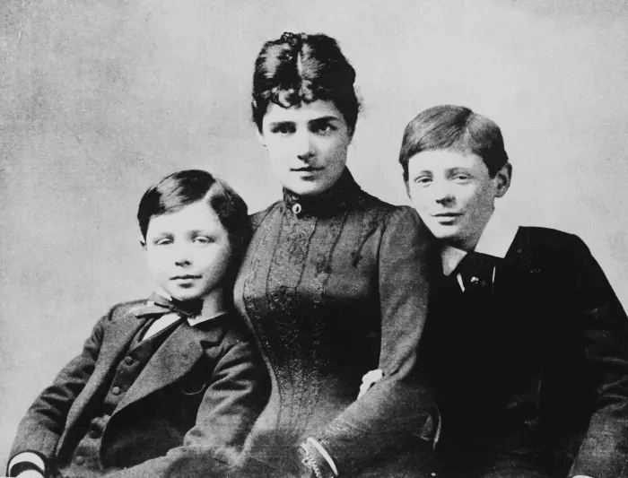 Un joven Winston Churchill (1874 - 1965), futuro primer ministro británico, con su madre, la heredera estadounidense Lady Jennie Jerome, y su hermano John Strange Spencer-Churchill.