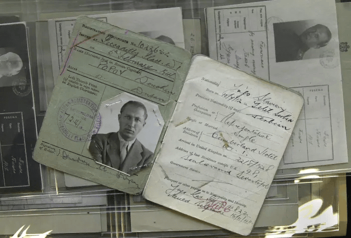 Un certificado de registro del espía yugoslavo Duskov Popov conocido como agente doble Triciclo, publicado por la Oficina de Registro Público junto con otros documentos.GettyImages-830853638