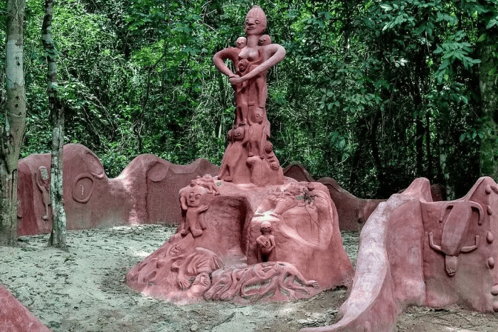 Estatua de Oshun en la Arboleda Sagrada de Osun-Osogbo.