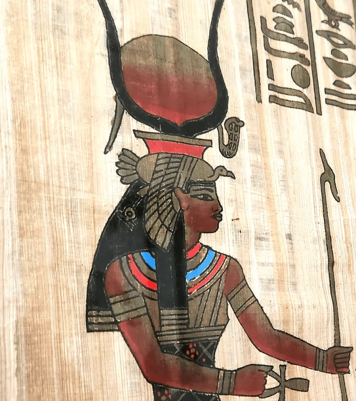 Hathor es la antigua diosa egipcia del amor. Curiosamente, ella también está asociada con el inframundo. Descrito por tener un aspecto violento también.