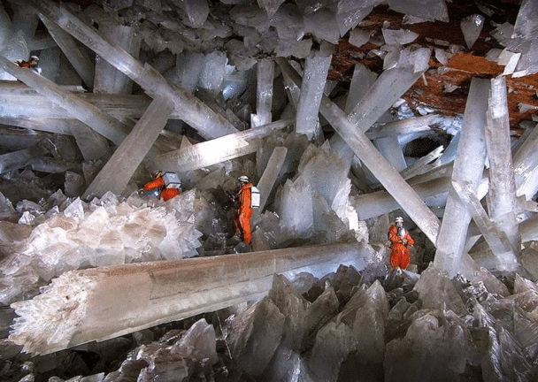 La Cueva de Cristal Gigante en Naica, México, contiene cristales naturales de hasta 15 metros de largo y 1,2 metros de ancho.
