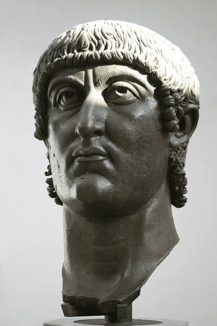 Cabeza del emperador Constantino I, parte de una estatua colosal Jean-Pol GRANDMONT/Museos Capitolinos, CC BY-SA 3.0 | Wikimedia Commons
