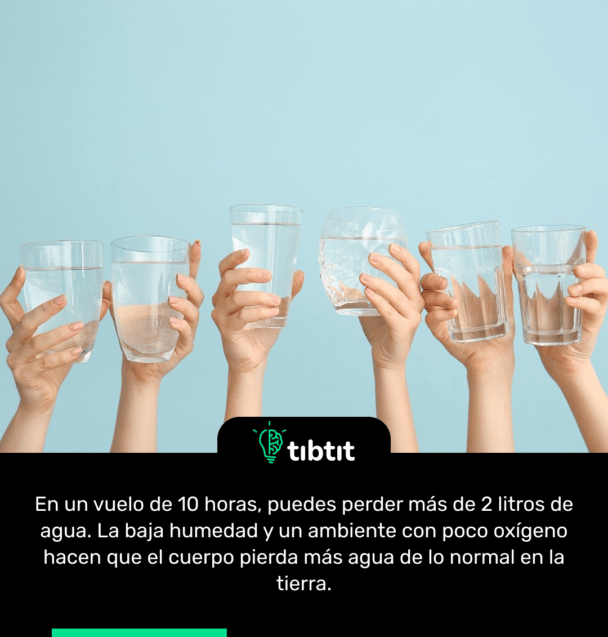 En un vuelo de 10 horas, puedes perder más de 2 litros de agua. La baja humedad y un ambiente con poco oxígeno hacen que el cuerpo pierda más agua de lo normal en la tierra.