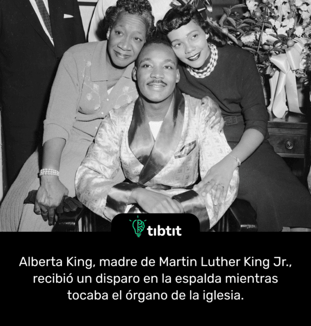 Alberta King, madre de Martin Luther King Jr., recibió un disparo en la espalda mientras tocaba el órgano de la iglesia.