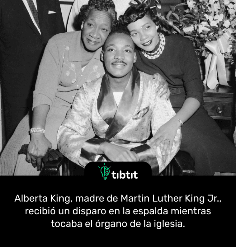 Alberta King, madre de Martin Luther King Jr., recibió un disparo en la espalda mientras tocaba el órgano de la iglesia.