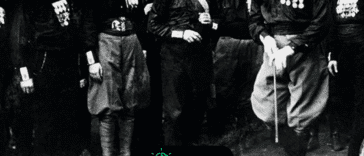 A fines de octubre de 1922, Benito Mussolini, el carismático líder del creciente partido fascista en Italia, tomó el poder con la ayuda de sus escuadrones armados y aprovechando los temores generalizados. RJB Bosworth revela cómo la Marcha sobre Roma puso al país en el camino del totalitarismo