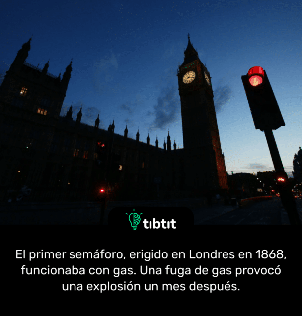 El primer semáforo, erigido en Londres en 1868, funcionaba con gas. Una fuga de gas provocó una explosión un mes después.