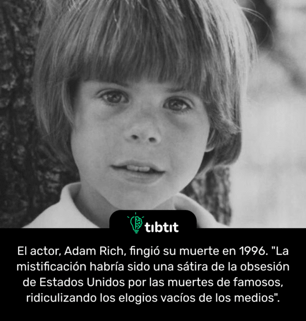 El actor, Adam Rich, fingió su muerte en 1996. "La mistificación habría sido una sátira de la obsesión de Estados Unidos por las muertes de famosos, ridiculizando los elogios vacíos de los medios".