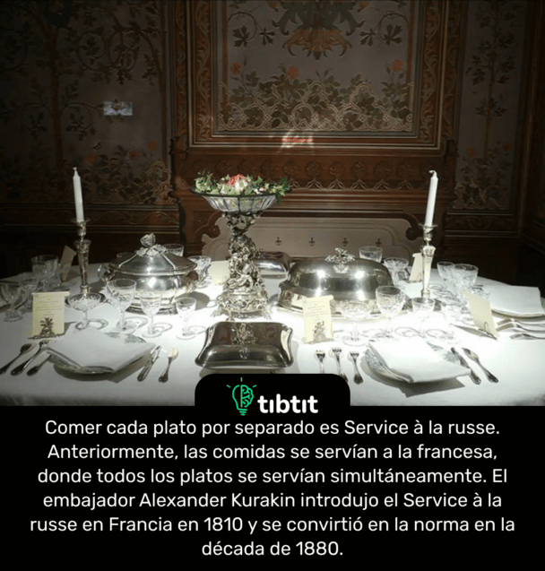 Comer cada plato por separado es Service à la russe. Anteriormente, las comidas se servían a la francesa, donde todos los platos se servían simultáneamente. El embajador Alexander Kurakin introdujo el Service à la russe en Francia en 1810 y se convirtió en la norma en la década de 1880.