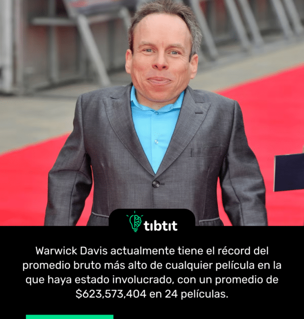 Warwick Davis actualmente tiene el récord del promedio bruto más alto de cualquier película en la que haya estado involucrado, con un promedio de $623,573,404 en 24 películas.