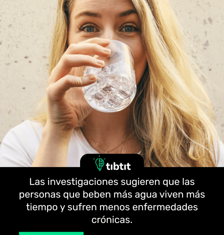Las investigaciones sugieren que las personas que beben más agua viven más tiempo y sufren menos enfermedades crónicas.