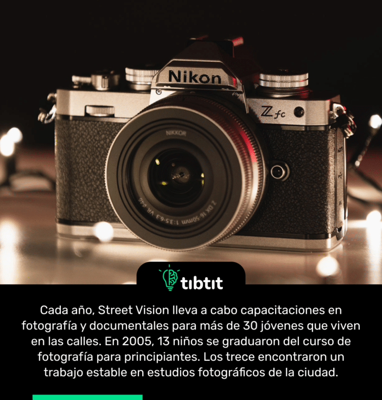 Cada año, Street Vision lleva a cabo capacitaciones en fotografía y documentales para más de 30 jóvenes que viven en las calles. En 2005, 13 niños se graduaron del curso de fotografía para principiantes. Los trece encontraron un trabajo estable en estudios fotográficos de la ciudad.