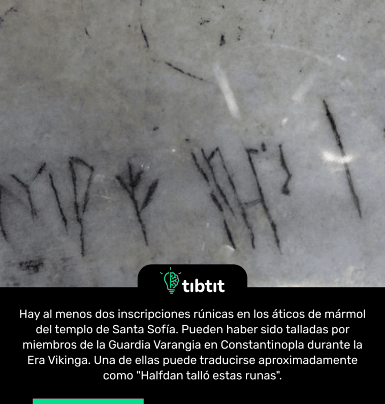 Hay al menos dos inscripciones rúnicas en los áticos de mármol del templo de Santa Sofía. Pueden haber sido talladas por miembros de la Guardia Varangia en Constantinopla durante la Era Vikinga. Una de ellas puede traducirse aproximadamente como "Halfdan talló estas runas".